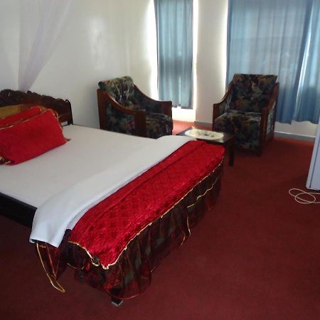 Brisk Hotel Triangle Njeru Bagian luar foto