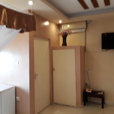 Brisk Hotel Triangle Njeru Bagian luar foto