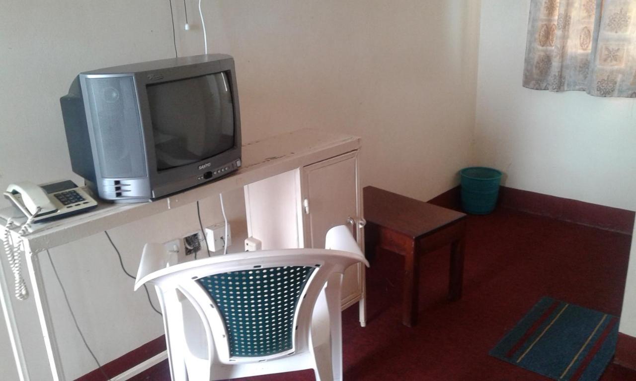 Brisk Hotel Triangle Njeru Bagian luar foto