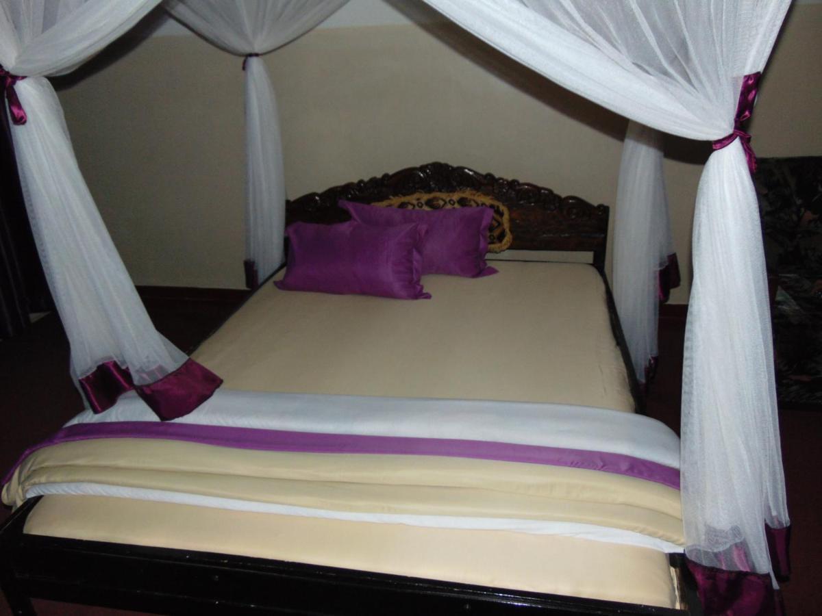 Brisk Hotel Triangle Njeru Bagian luar foto