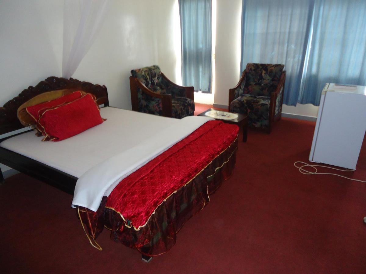 Brisk Hotel Triangle Njeru Bagian luar foto