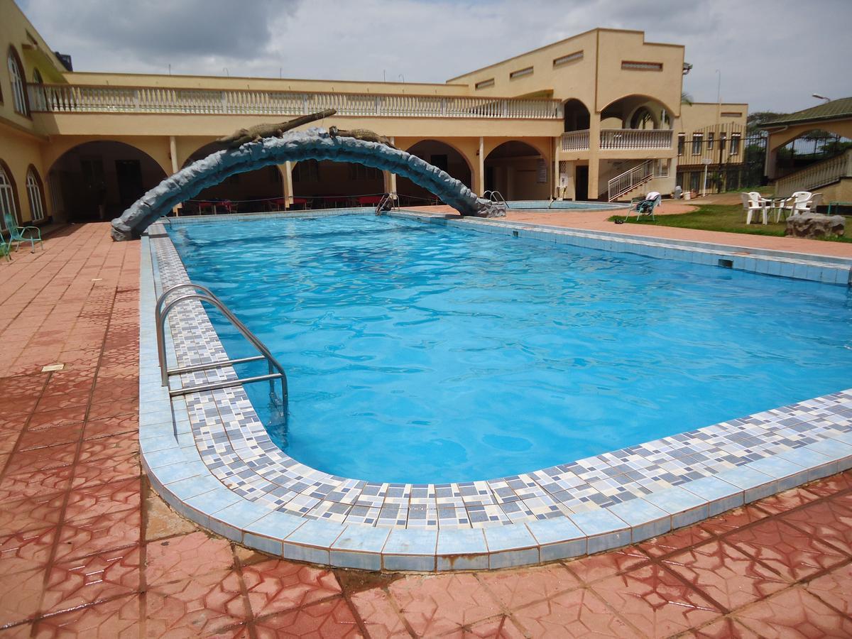 Brisk Hotel Triangle Njeru Bagian luar foto