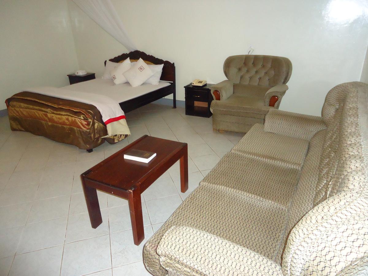 Brisk Hotel Triangle Njeru Bagian luar foto