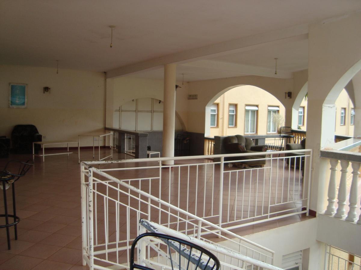 Brisk Hotel Triangle Njeru Bagian luar foto