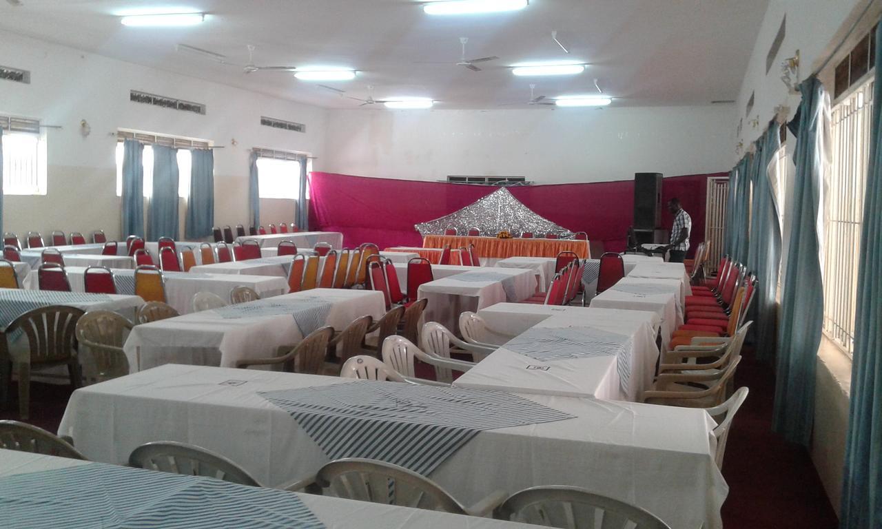 Brisk Hotel Triangle Njeru Bagian luar foto