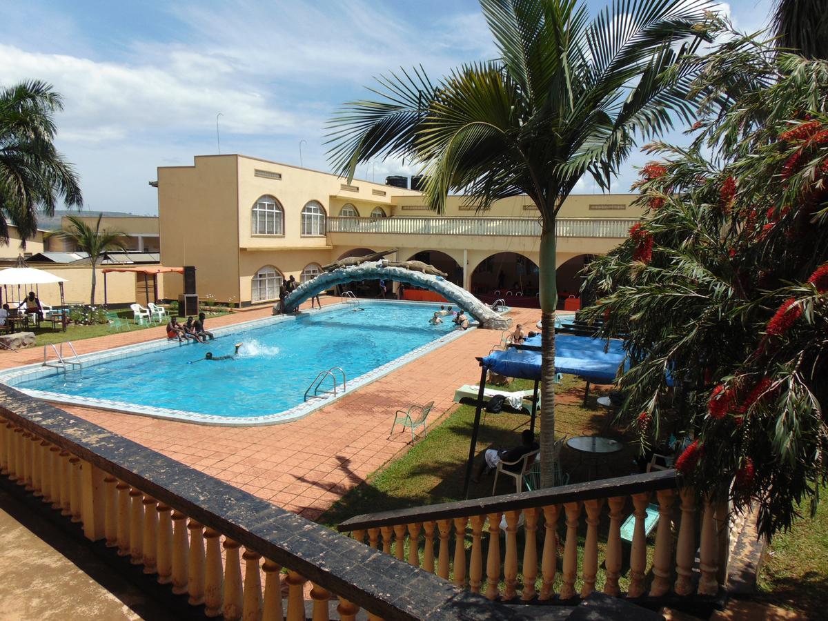 Brisk Hotel Triangle Njeru Bagian luar foto