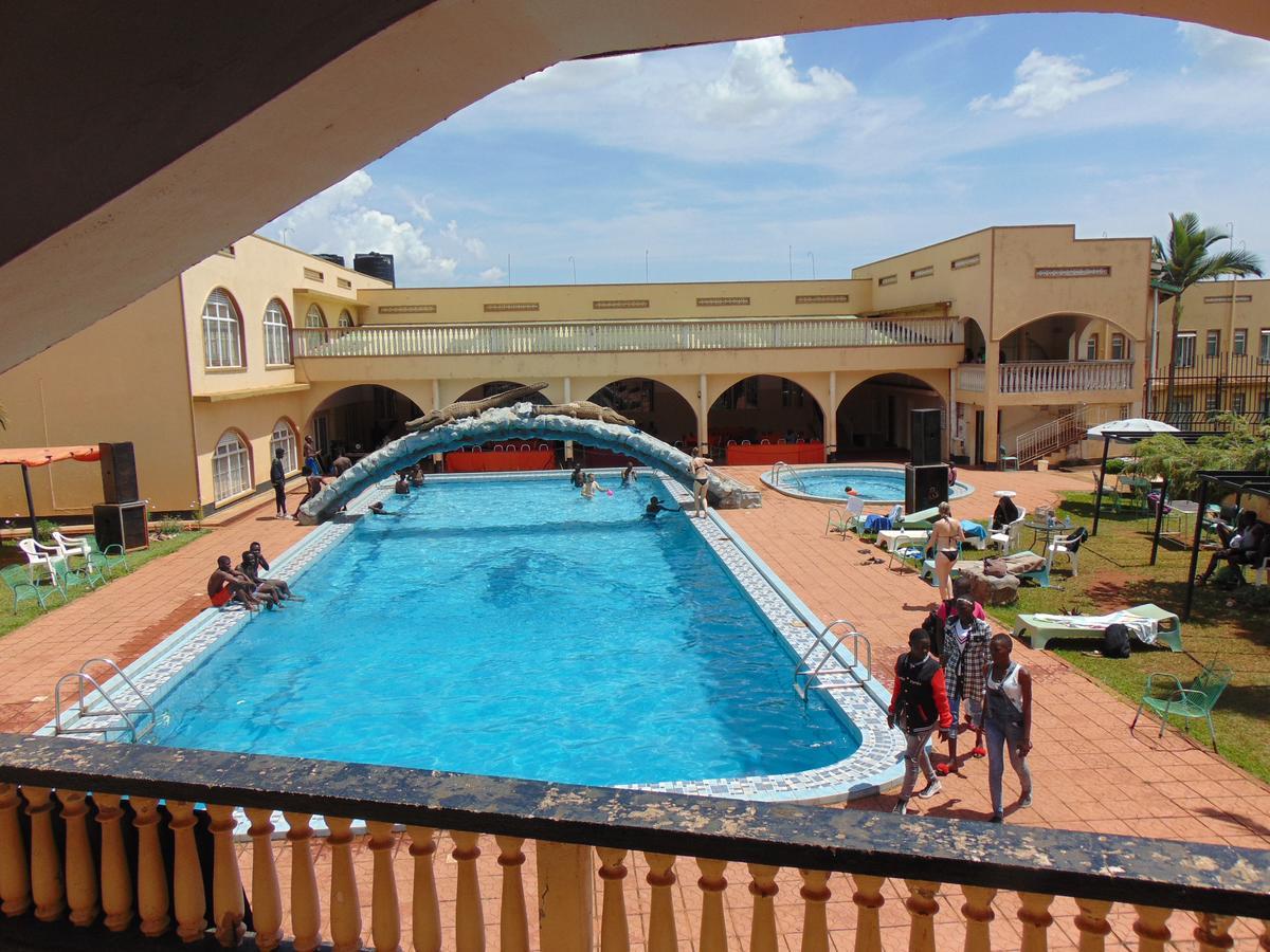 Brisk Hotel Triangle Njeru Bagian luar foto