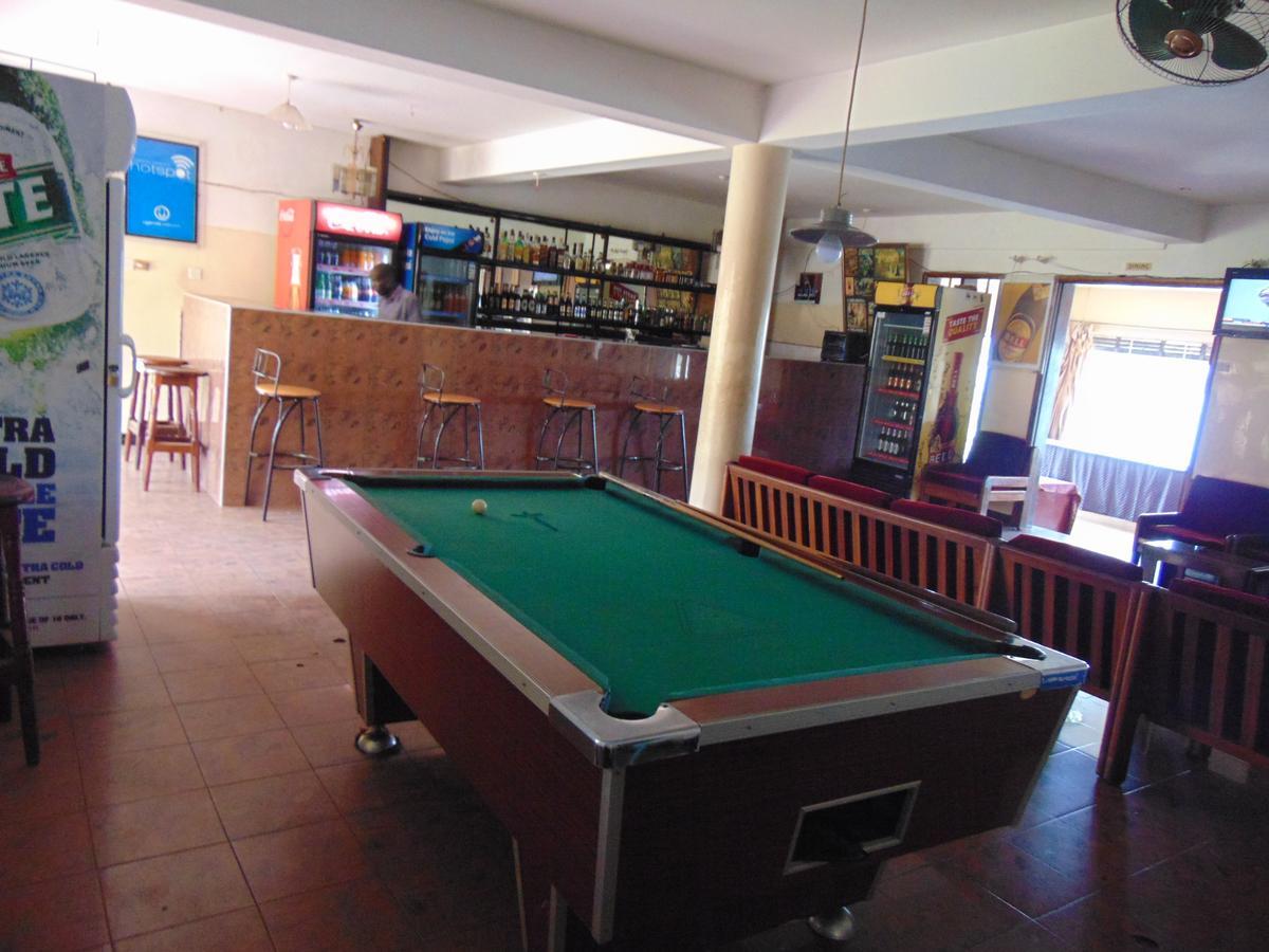 Brisk Hotel Triangle Njeru Bagian luar foto