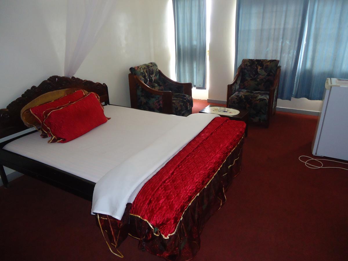 Brisk Hotel Triangle Njeru Bagian luar foto