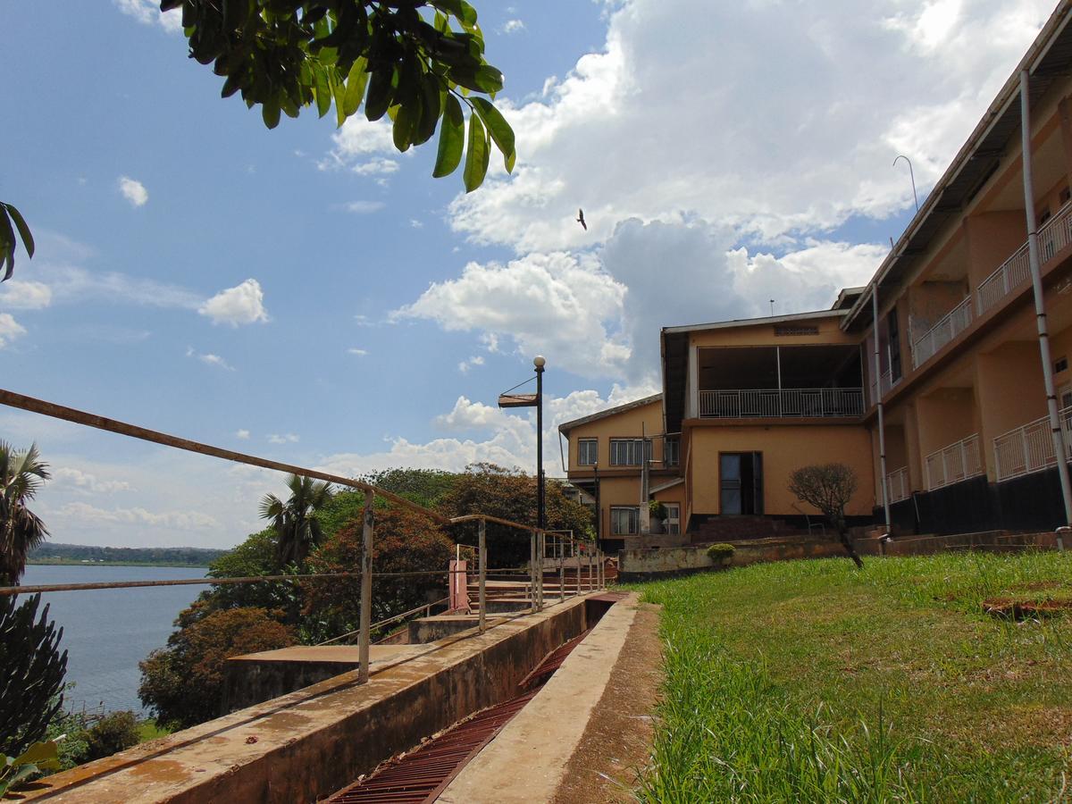 Brisk Hotel Triangle Njeru Bagian luar foto
