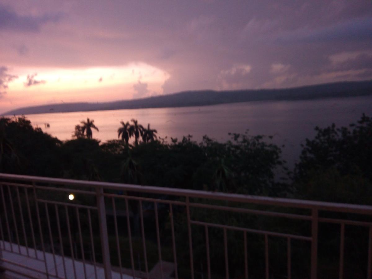 Brisk Hotel Triangle Njeru Bagian luar foto