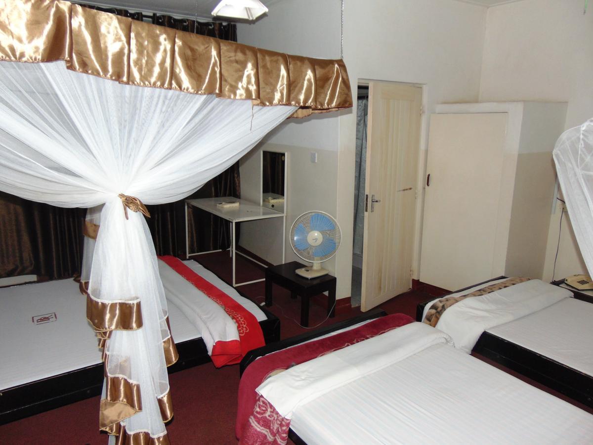 Brisk Hotel Triangle Njeru Bagian luar foto