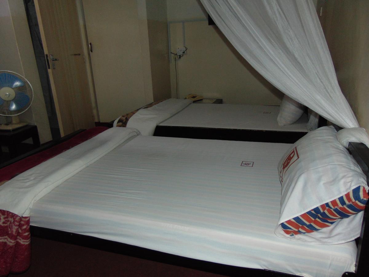 Brisk Hotel Triangle Njeru Bagian luar foto