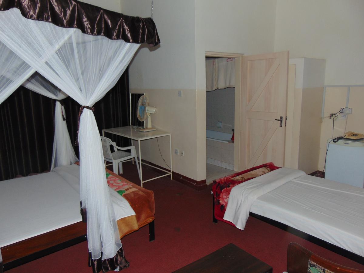 Brisk Hotel Triangle Njeru Bagian luar foto