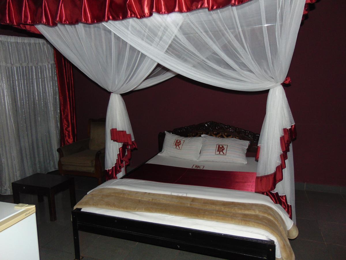 Brisk Hotel Triangle Njeru Bagian luar foto