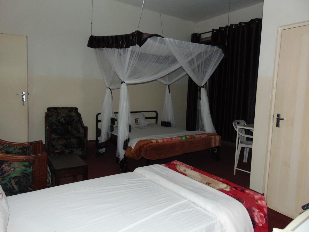 Brisk Hotel Triangle Njeru Bagian luar foto