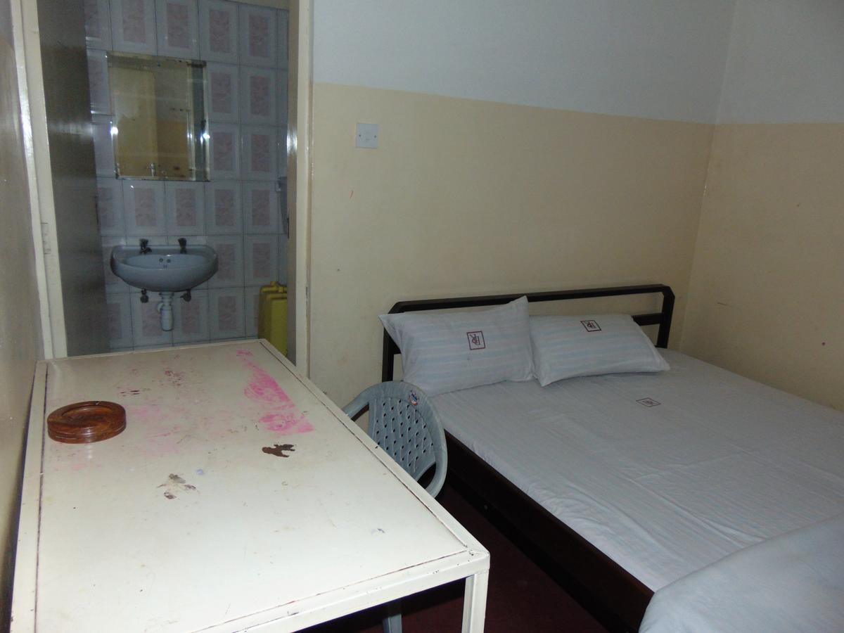 Brisk Hotel Triangle Njeru Bagian luar foto