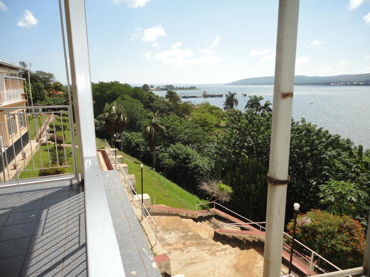 Brisk Hotel Triangle Njeru Bagian luar foto
