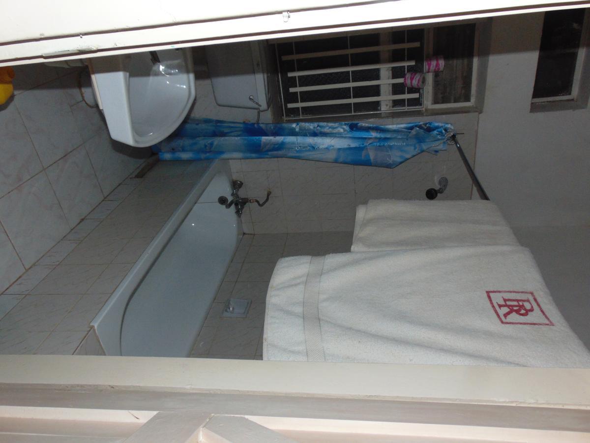 Brisk Hotel Triangle Njeru Bagian luar foto