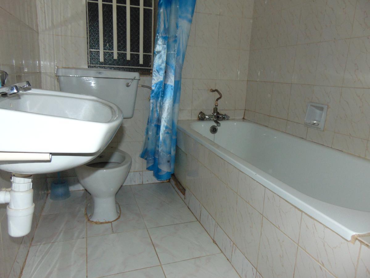 Brisk Hotel Triangle Njeru Bagian luar foto