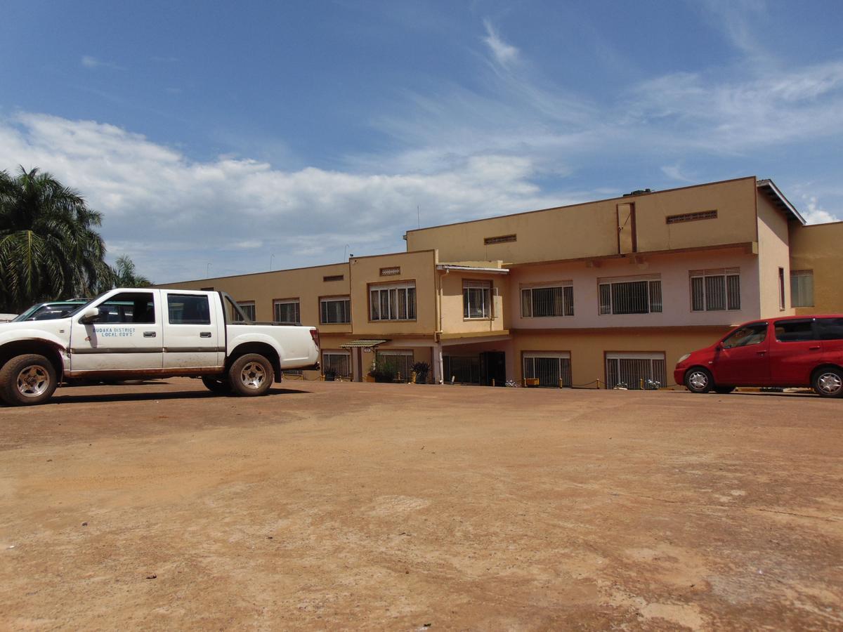 Brisk Hotel Triangle Njeru Bagian luar foto