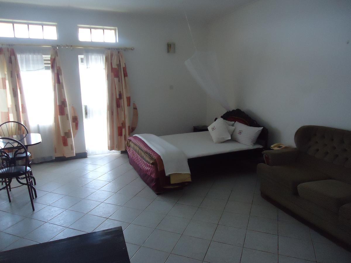 Brisk Hotel Triangle Njeru Bagian luar foto