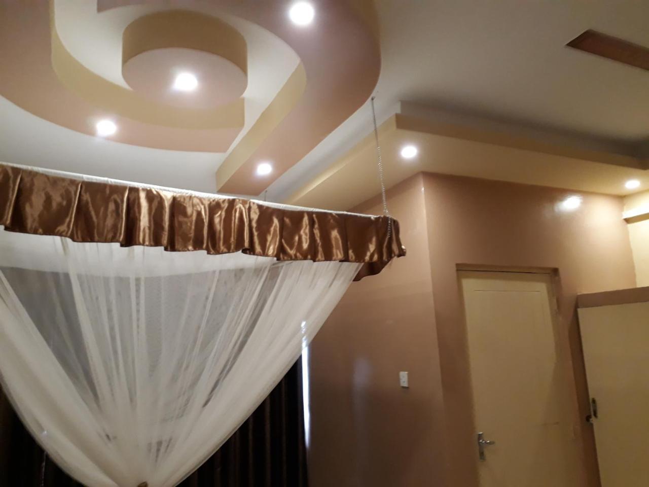 Brisk Hotel Triangle Njeru Bagian luar foto