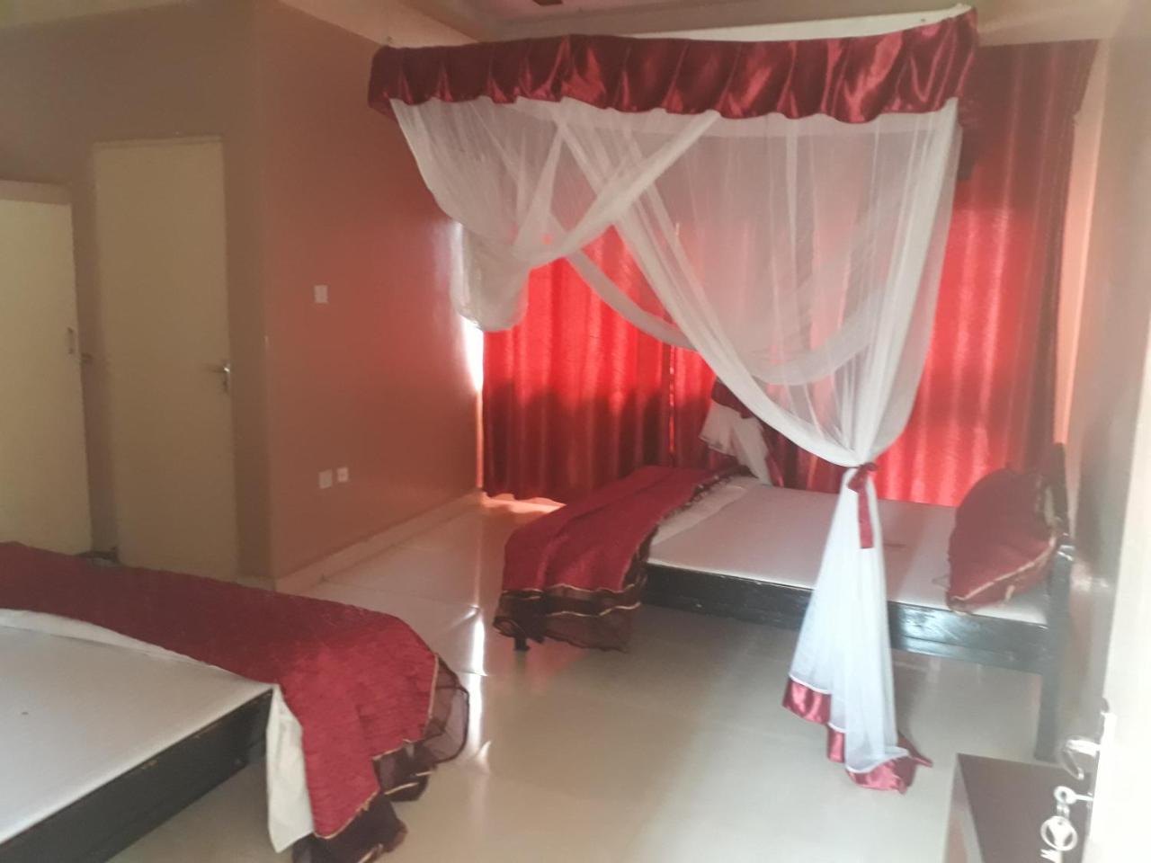 Brisk Hotel Triangle Njeru Bagian luar foto