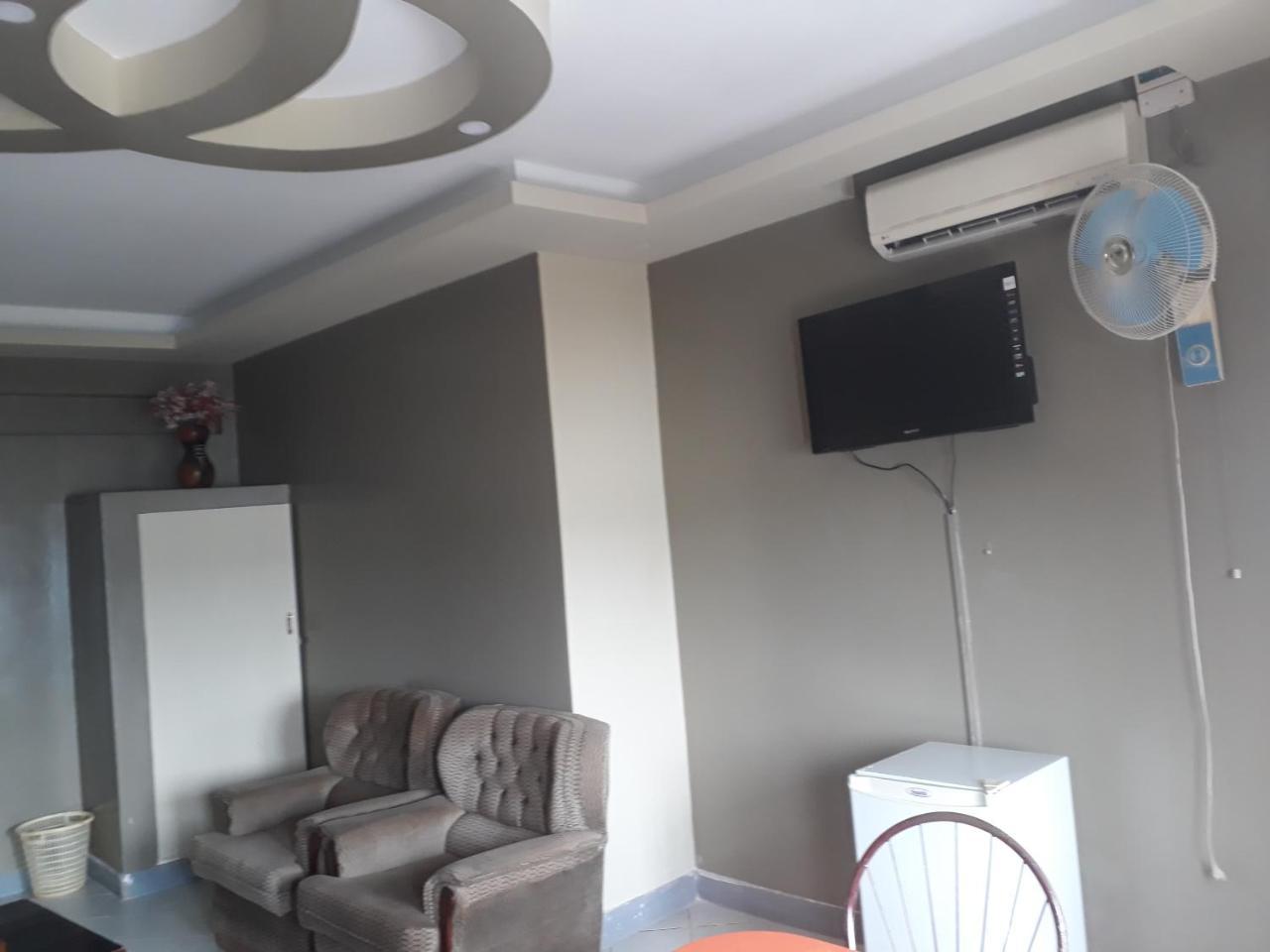 Brisk Hotel Triangle Njeru Bagian luar foto