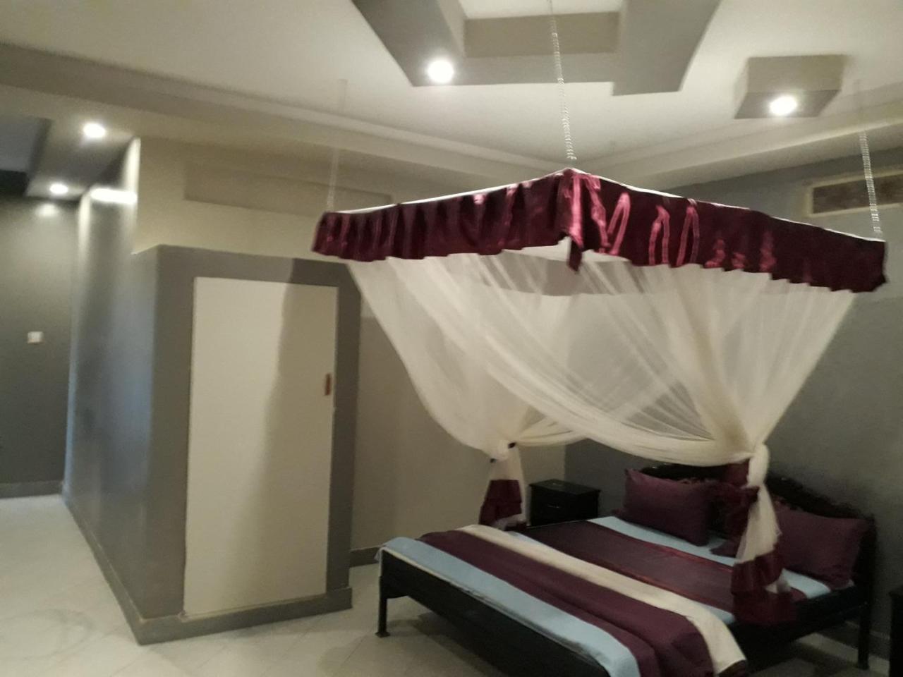 Brisk Hotel Triangle Njeru Bagian luar foto