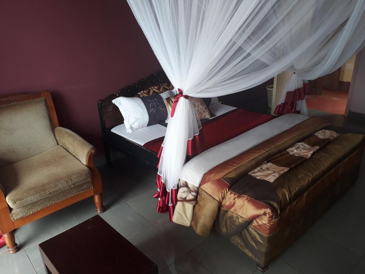 Brisk Hotel Triangle Njeru Bagian luar foto