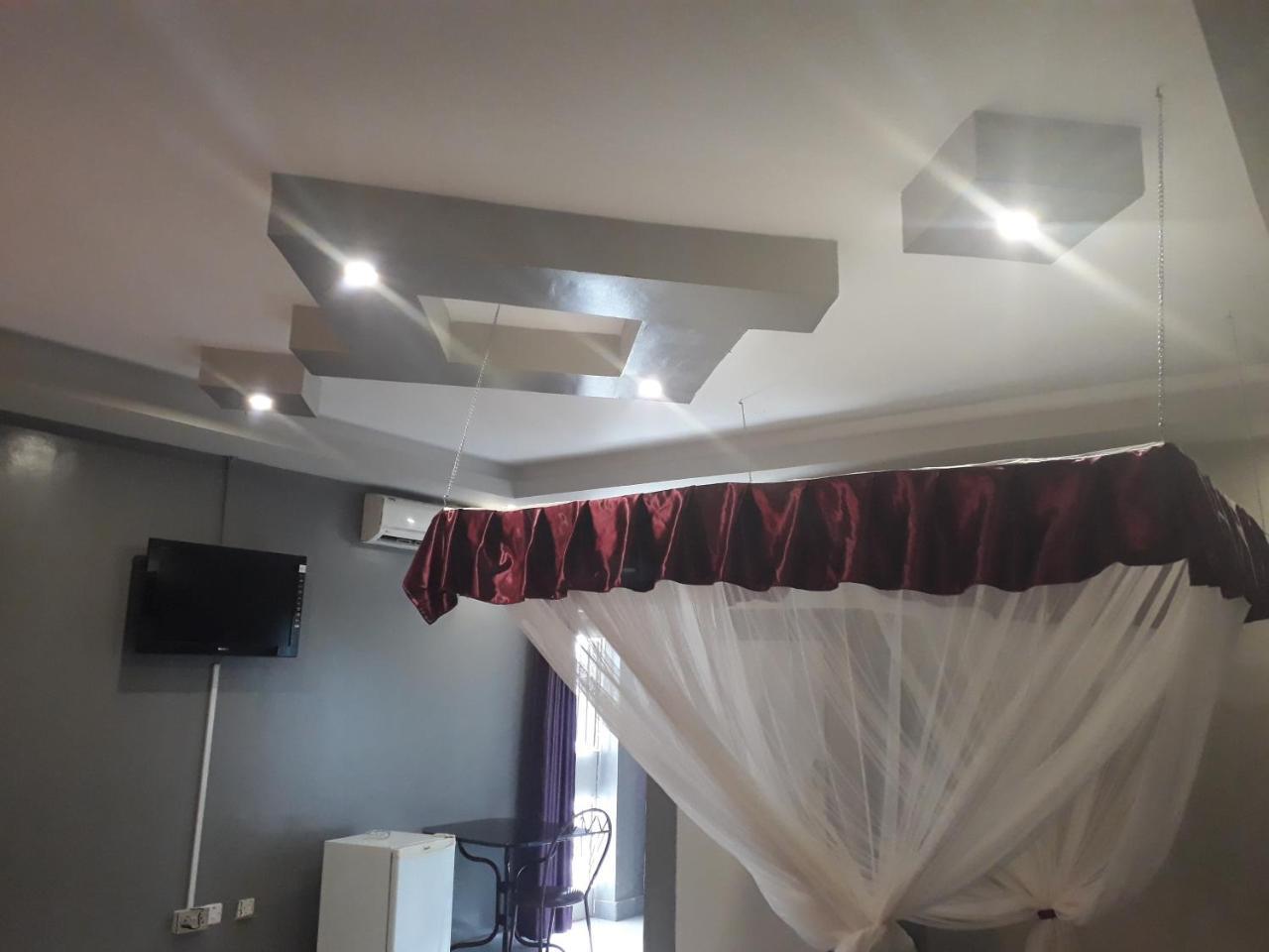 Brisk Hotel Triangle Njeru Bagian luar foto